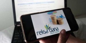 Manajer dana kemudian membagikan dividen ini kepada investor individu. Manajer dana adalah seorang profesional, yang bekerja penuh waktu untuk meningkatkan kapitalisasi pertumbuhan dana. Tim back end khusus mendukung pengelola dana. Tim ini terdiri dari individu-individu yang berpengalaman. Mereka memiliki alat terbaik dan jaringan yang sangat baik, yang meningkatkan kinerja reksa dana. Manajer dana dan tim mereka, dengan demikian mengurus uang yang diinvestasikan oleh investor. Cara Kerja Reksa Dana Orang dapat membeli reksa dana dari pialang, langsung dari perusahaan dan bahkan melalui investor sekunder seperti bursa saham. Investor harus memilih perusahaan yang cocok, menyerahkan dokumen yang diperlukan dan kemudian, membeli reksa dananya. NAB (NetAsset Value) adalah harga setiap lembar saham reksa dana. NAB termasuk biaya perantara, nilai saham, dan biaya lainnya. Biaya ini berubah setiap hari. Setelah melakukan investasi di reksa dana, perusahaan menerbitkan sertifikat kepada investor. Sertifikat ini merupakan bukti kontribusi individu dalam pembayaran reksa dana. Perusahaan reksa dana kemudian menginvestasikan sumin ini ke berbagai sektor seperti listrik, infrastruktur, dan sebagainya. Investor mendapatkan bunga atas obligasi yang diinvestasikan secara tahunan atau seperti yang diputuskan oleh perusahaan. Jika perusahaan menghasilkan lebih banyak keuntungan, maka itu mengeluarkan cek bonus kepada investor mereka. Orang dapat menebus pembelian mereka (investasi reksa dana) di pasar sekunder (bursa saham). Mereka dapat menjual kembali saham mereka ke pialang, kapan pun mereka mau. Perusahaan reksa dana menghasilkan saham baru untuk menampung investor baru dan menjual saham ini kepada mereka. Perusahaan-perusahaan ini terus menjual saham sampai tanggal kesimpulan. Setiap perusahaan reksa dana memiliki penasihat investasi mereka sendiri, yang mengelola portofolio investasi. Saat melakukan investasi reksa dana ingatlah bahwa, pengembaliannya tergantung pada kinerja perusahaan selama periode tertentu. Ini menentukan catatan pencapaian perusahaan tertentu. Namun, masyarakat perlu memahami bahwa kinerja reksa dana tertentu di masa lalu tidak dapat menjamin hasil di masa depan dan sebaliknya. Jenis Reksa Dana Ada tiga jenis Reksa Dana. Saat berinvestasi di reksa dana, orang harus melakukan investasi di reksa dana yang paling sesuai untuk mereka. Mereka adalah reksa dana saham, reksa dana pendapatan tetap dan reksa dana campuran. Dana ekuitas adalah dana tersebut, yang melibatkan jenis saham biasa. Dana investasi ini menghasilkan keuntungan yang tinggi, tetapi pada saat yang sama memiliki faktor risiko yang sangat tinggi. Reksa dana pendapatan tetap terdiri dari surat berharga pemerintah dan obligasi swasta atau korporasi lainnya. Dana ini termasuk dalam kategori faktor risiko rendah dan mereka memberi investor pengembalian tetap atas investasi mereka. Reksa dana campuran merupakan gabungan antara obligasi dan saham yang memiliki faktor risiko rendah. NamunArtikel Manajemen Bisnis, jenis investasi ini menawarkan jumlah pengembalian yang lebih sedikit.