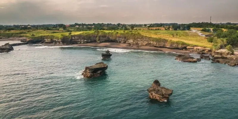 Mengenal Keindahan Wisata Bahari Pantai Melasti