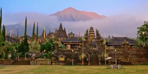 Sejarah Pura Besakih Lengkap dengan Arti dan Fungsinya
